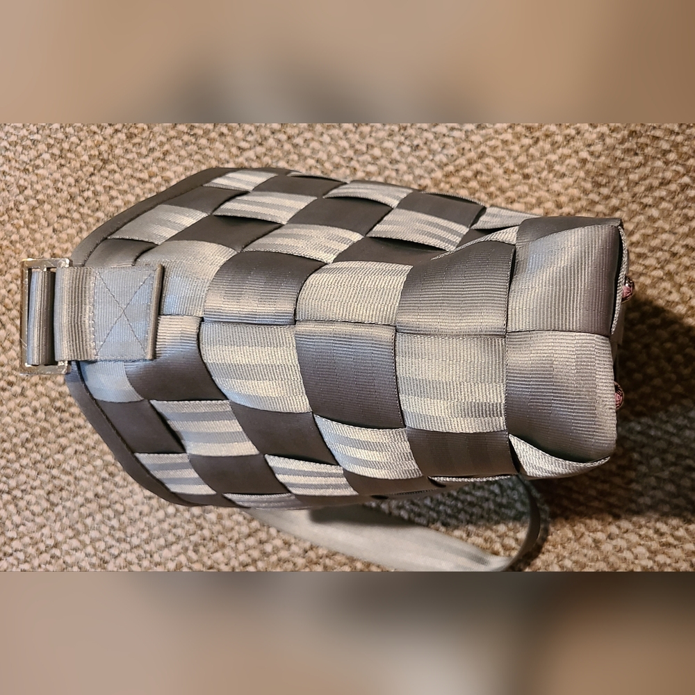 Harveys Gray Executive Seatbelt Messenger Bag - Picture 8 of 10
